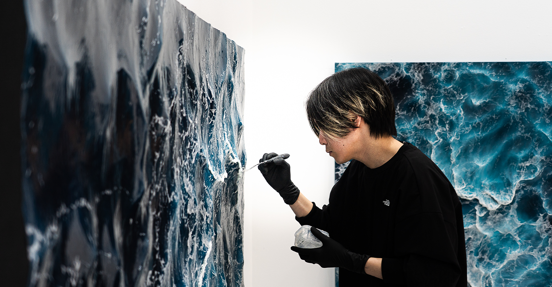 現代画家・尾潟 糧天さんが描く、波のかたちと自然へのまなざし